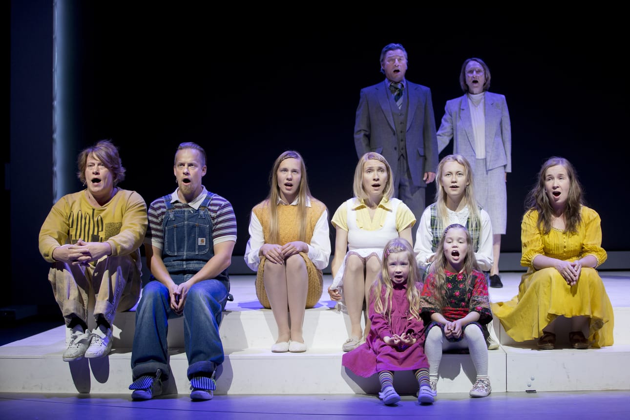 Taivaslaulu on saanut oululaiset ensin lukemaan Pauliina Rauhalan esikoisromaanin, sitten teatteriin ja sitten keskustelemaan vilkkaasti. Taivaslaulun on Oulun kaupunginteatteriin ohjannut Heta Haanperä. Viljaa (oik.) esittää näyttelijä Merja Pietilä.