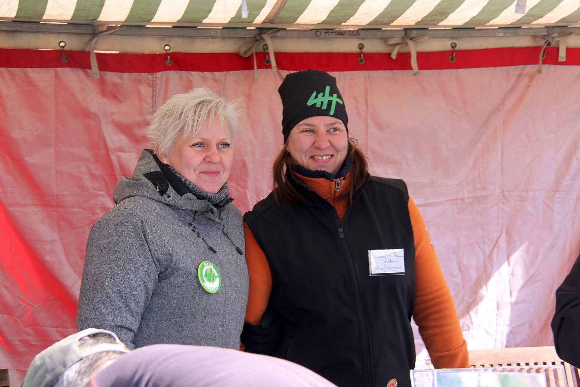 Merijärven 4H-yhdistyksen hallituksen väki arvostaa yhdistyksen toiminnanjohtajan Tiina Yppärilän (kuvassa vasemmalla) idearikkautta ja innostavuutta, jonka avulla yhdistyksen toiminta on saatu monipuoliseksi ja laaja-alaiseksi.