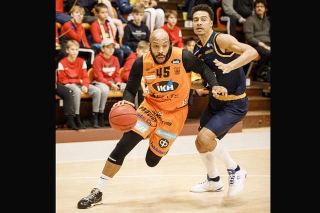 Karhu Basketin Samme Givens (vas.) hyökkäsi kohti koria Seagullsin Shawn Huffin estelyistä huolimatta. KUVAT: LEHTIKUVA/SEPPO SAMULI