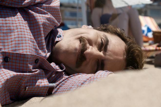 Vaimostaan eronnut Theodore (Joaquin Phoenix) hankkii yksilöllisen käyttöjärjestelmän, jonka kanssa hän ryhtyy yllättäen myös suhteeseen. KUVA: Frii