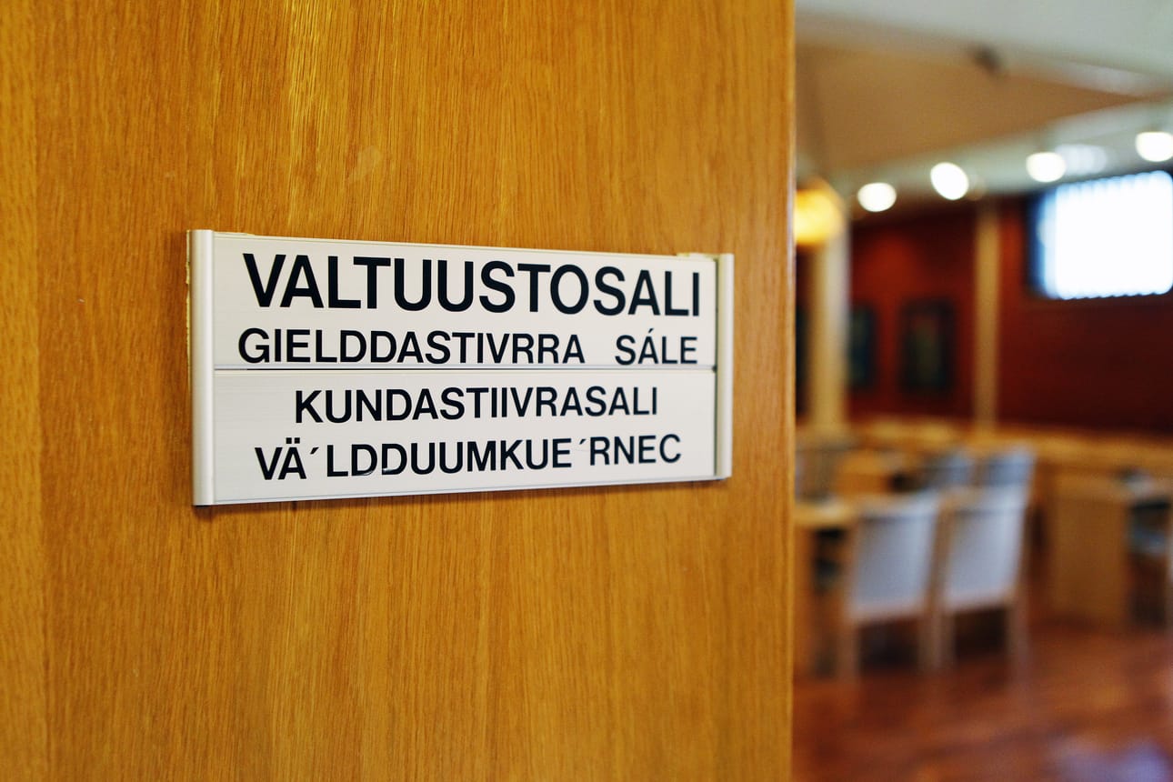 Ennen kuin päättäjät astuvat kokoussaliin, heidän kannattaa ottaa selvää, ketkä ovat osallistuneet isojen asioiden valmisteluun, neuvoo julkisoikeuden professori. Kuva on otettu Inarin valtuustosalin ovelta.