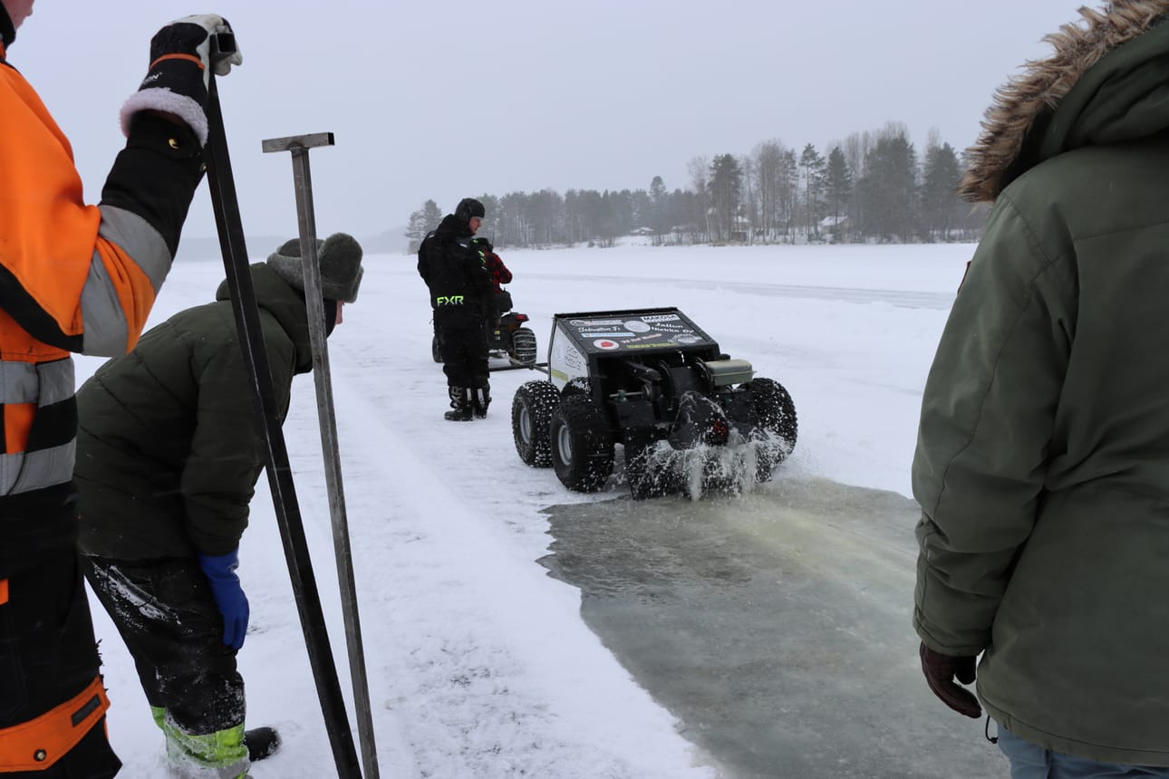 Mönkijän perässä vedettävä jättisaha leikkaa jäähän kaksi uraa, joten toista sahauskierrosta ei enää tarvita.