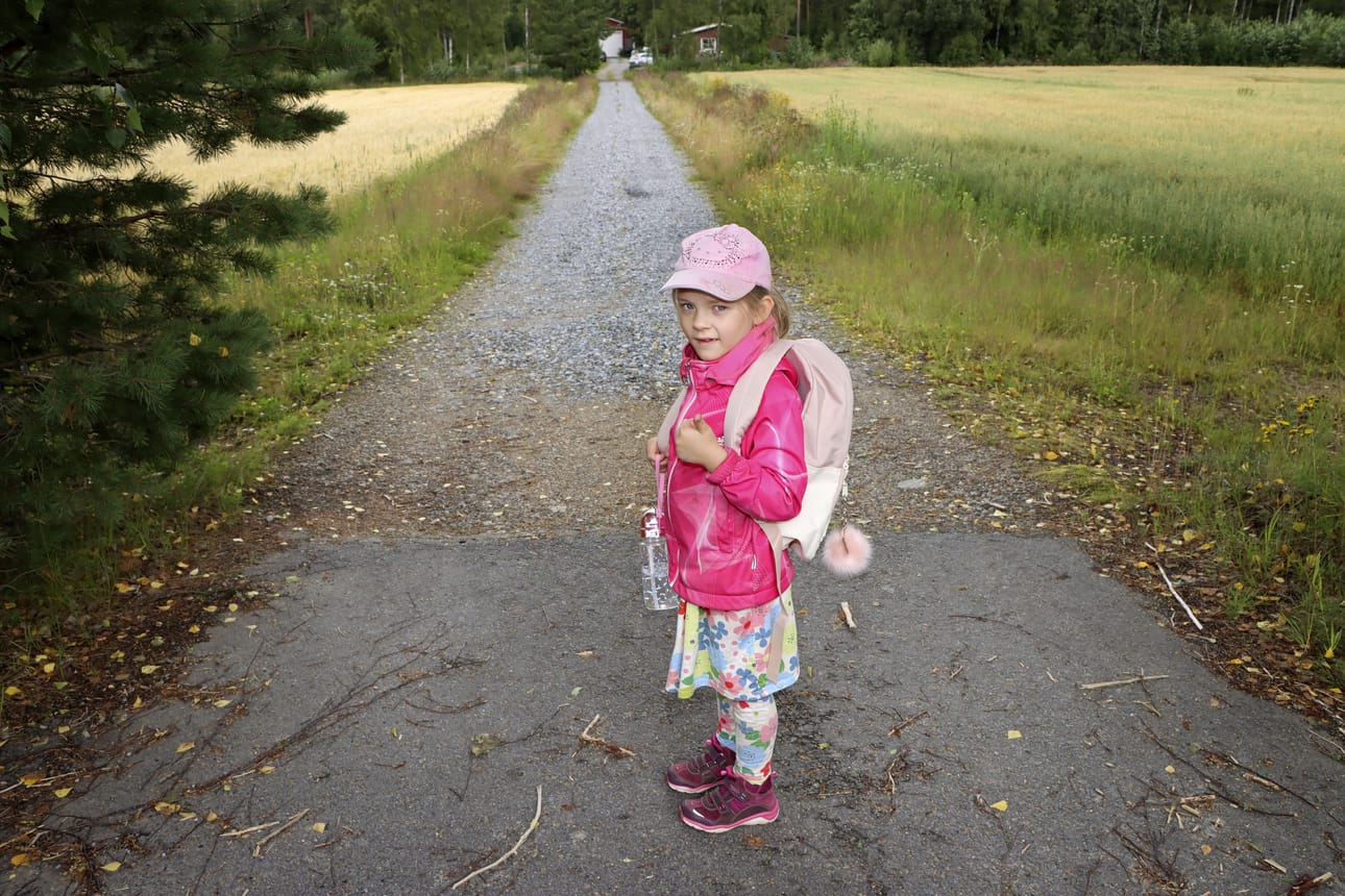 Ensimmäiselle luokalle menevällä Menni Hakalalla on vielä matkaa sata metriä pitkän kotitien päästä pysäkille, joka sijaitsee vilkkaasti liikennöidyn Teuvan tien toisella puolella.