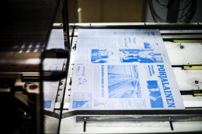 Torstaina voi lukea tabloidikokoista Pohjalaista. Pysyvästi lehti siirtyy uuteen kokoon kuukauden kuluttua. KUVA: KRISTA LUOMA