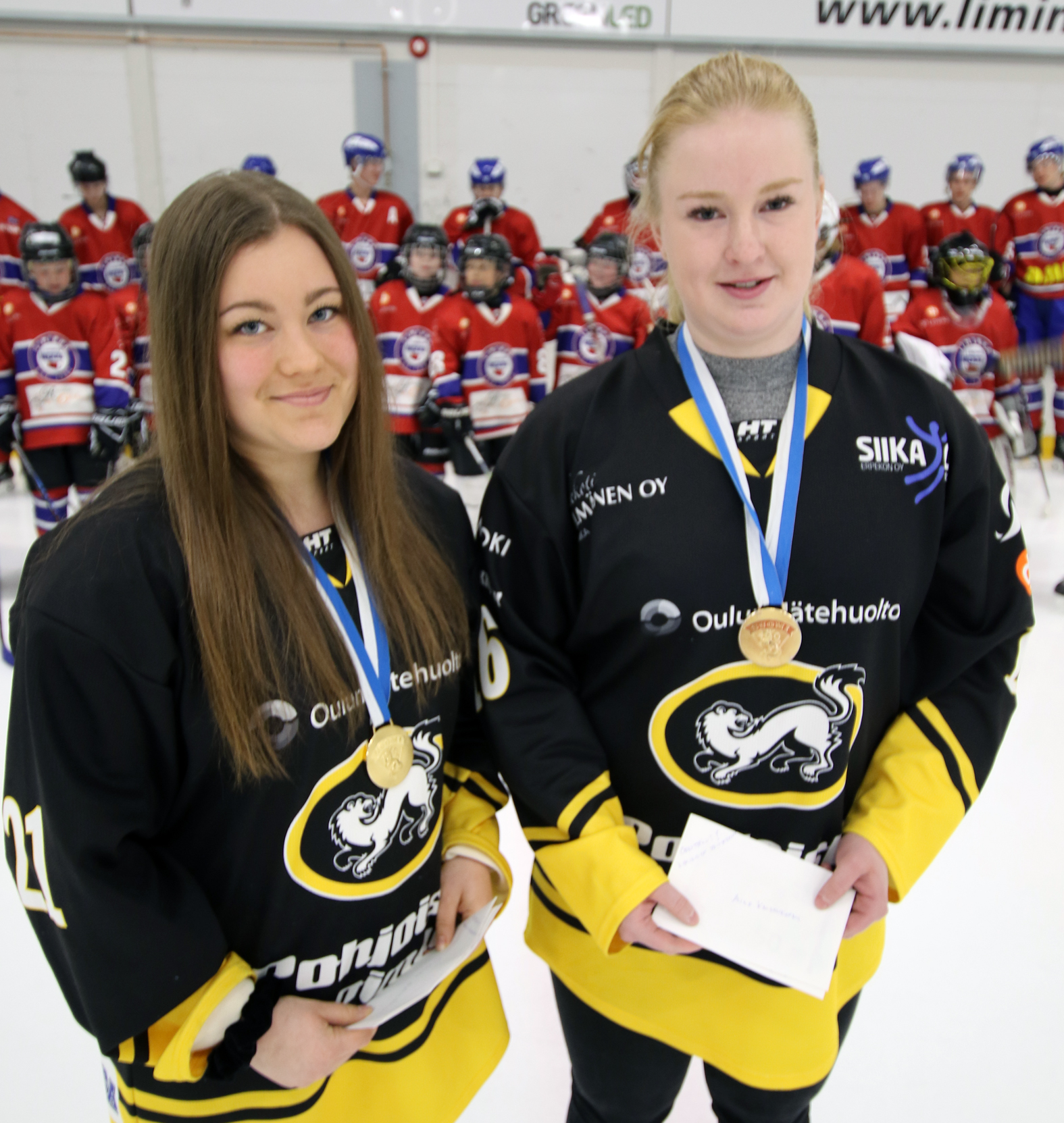 Camilla Reinikainen (vasemmalla) ja Aino Kaijankoski pelasivat tänä keväänä SM-kultaa Kärppien väreissä.