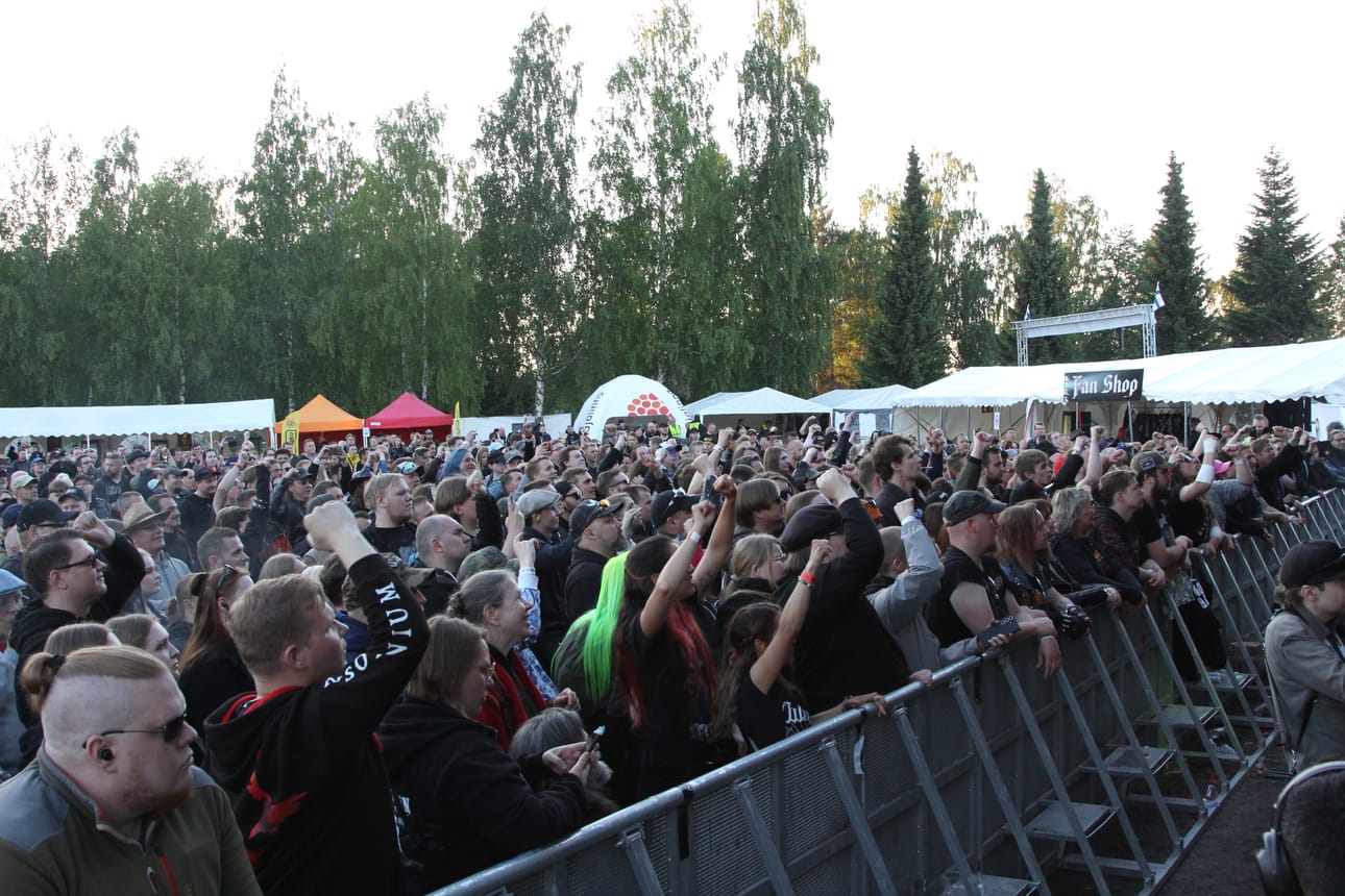 Yleisö nautti Lisää löylyä -festivaalin raskaasta rokista ja hyvästä säästä.