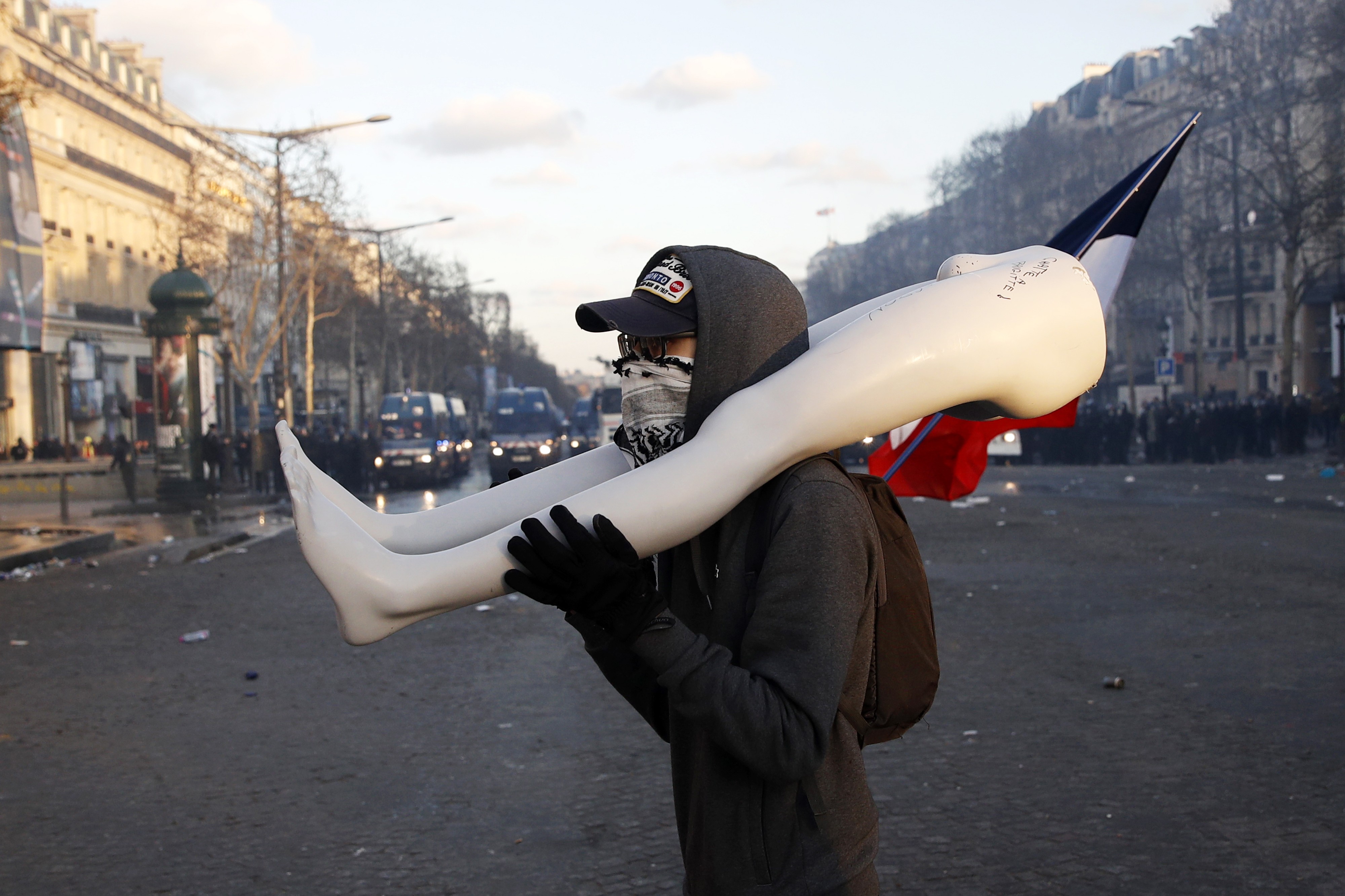 Protestoija kantoi mallinuken puolikasta lauantaina Pariisissa.