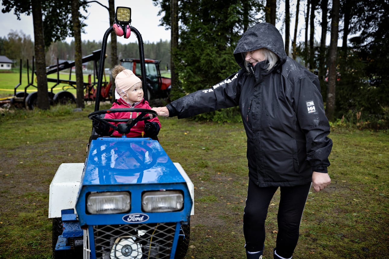 Linnea Keskinen, 3, körötteli ympyrää minitraktorilla. Isoäiti Pirjo Keskinen kertoi, että lapsenlapsi rakastaa mönkijäajeluita metsällä.
