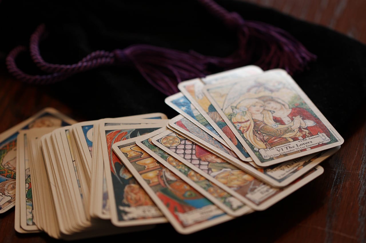 Harva tapaa kummituksia tai henkiolentoja elämänsä aikana, mutta moni uskoo niiden lähettävän viestejä eri välineiden, kuten tietokoneiden, radioaaltojen tai tarot-korttien välityksellä.