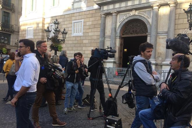 Mediaa on kokoontunut runsain joukoin Katalonian presidentin palatsin eteen. Palatsia vartioivat poliisit. KUVA: Maija Salmi