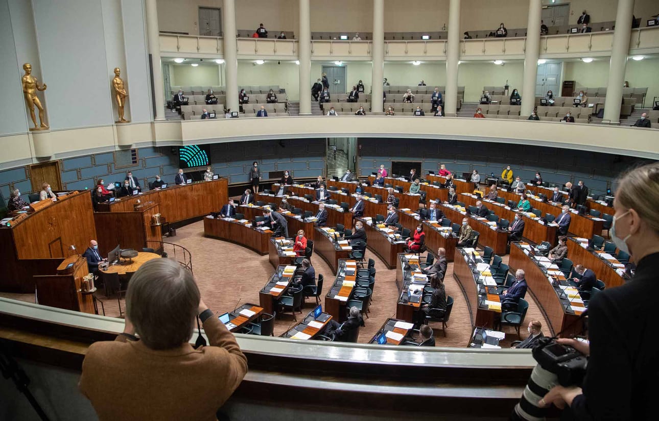 Enemmistö kansanedustajista luottaa lääketieteeseen. Kyselyyn vastanneista 137 edustajasta 122 aikoo ottaa koronavirusrokotteen heti kun sen saa.