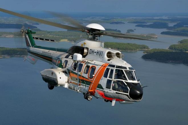 Meripelastushelikopteri AS332-Super Pumassa on viiden hengen miehistö, johon kuuluu kaksi lentäjää, pintapelastaja, ensihoitaja ja mekaanikko. KUVA: RAJAVARTIOLAITOS