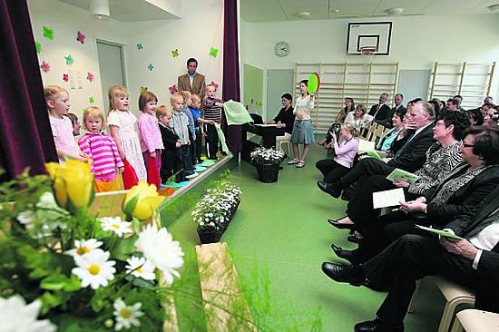 Havuset ja neulaset -ryhmä ilahdutti Honkimaan päiväkodin vihkiäisten juhlakansaa väriesityksellä