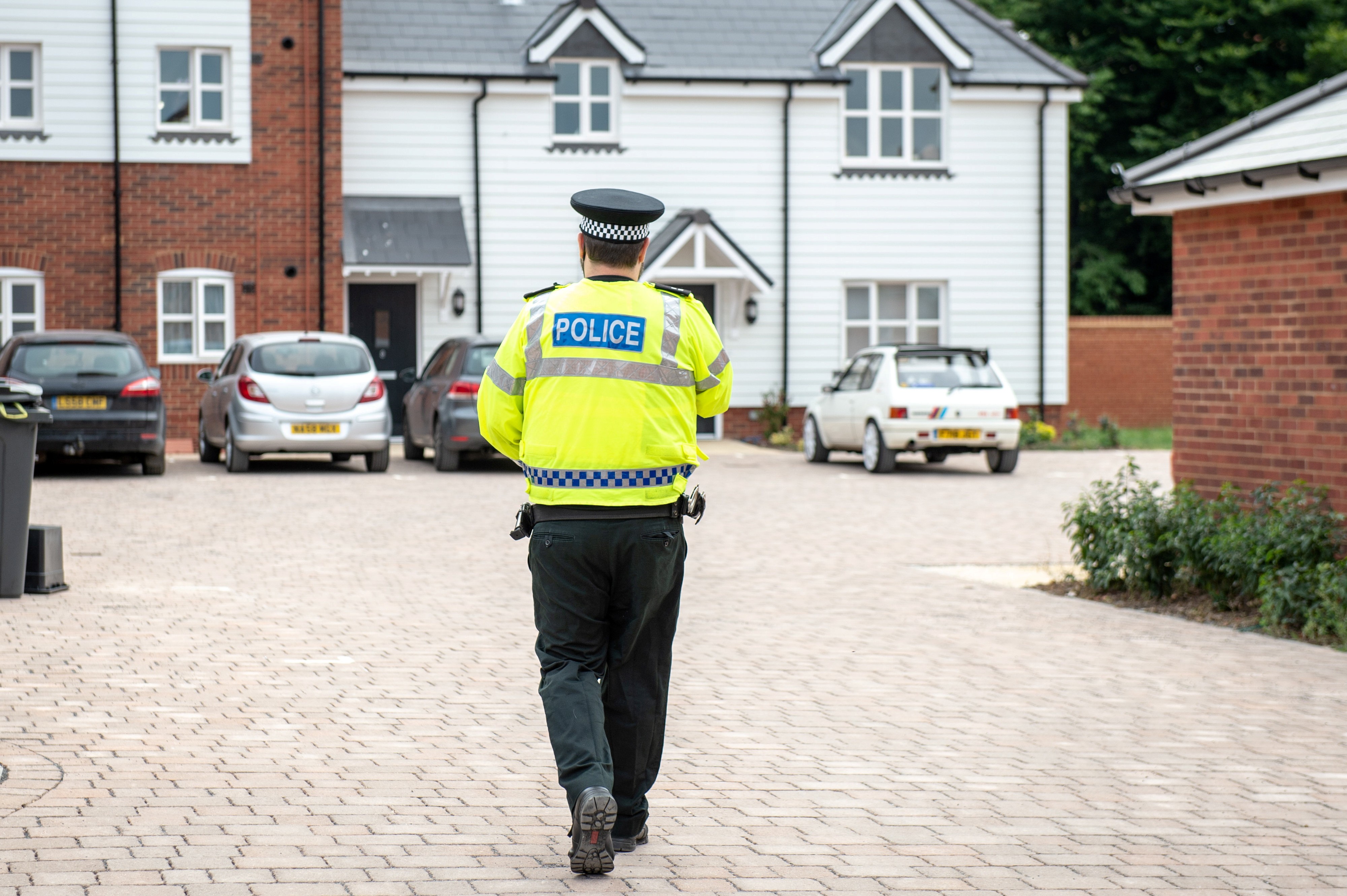 epa06863871 A police officer patrols in Amesbury after two people were admitted to a hospital following exposure to an unknown substance, in Amesbury, Wiltshire, Britain, 04 July 2018. According to Wiltshire Police, they investigate the case of a man and a woman, both in their 40s, who are in a critical condition at Salisbury District Hospital.  EPA/TONY KERSHAW / SWNS UK OUT
 BY: ALL OVER PRESS / EPA-PHOTO CODE: EPAXX8