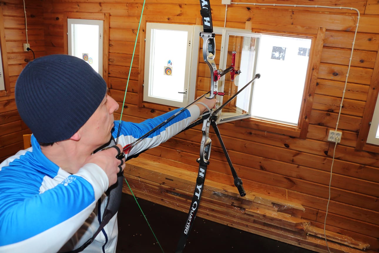 Samuli Piippo treenaa talvella Oulun Hietasaaressa. Ammunta tapahtuu sisätiloista ulkona olevaan tauluun.