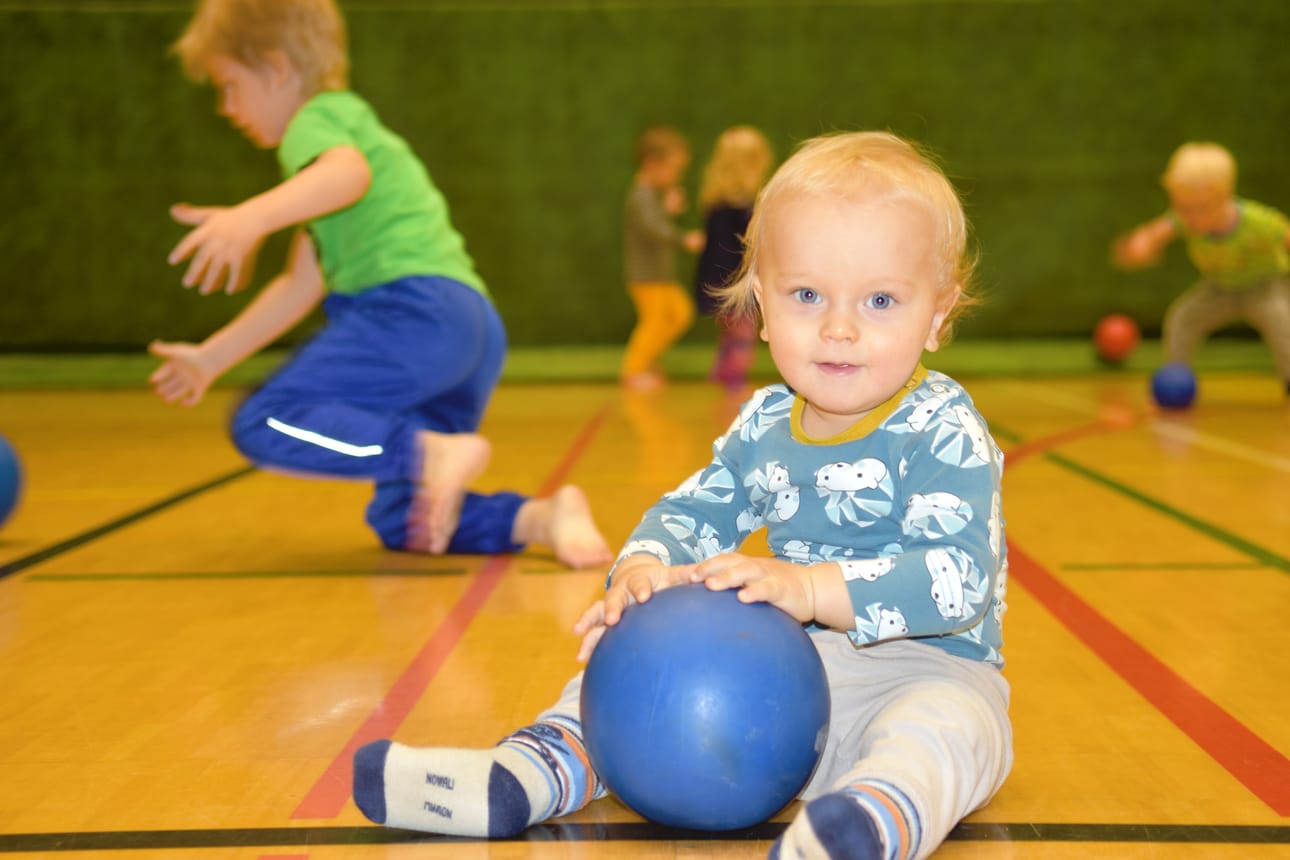 Leevi Heikkilä nauttii konttaamisesta pallon perässä.