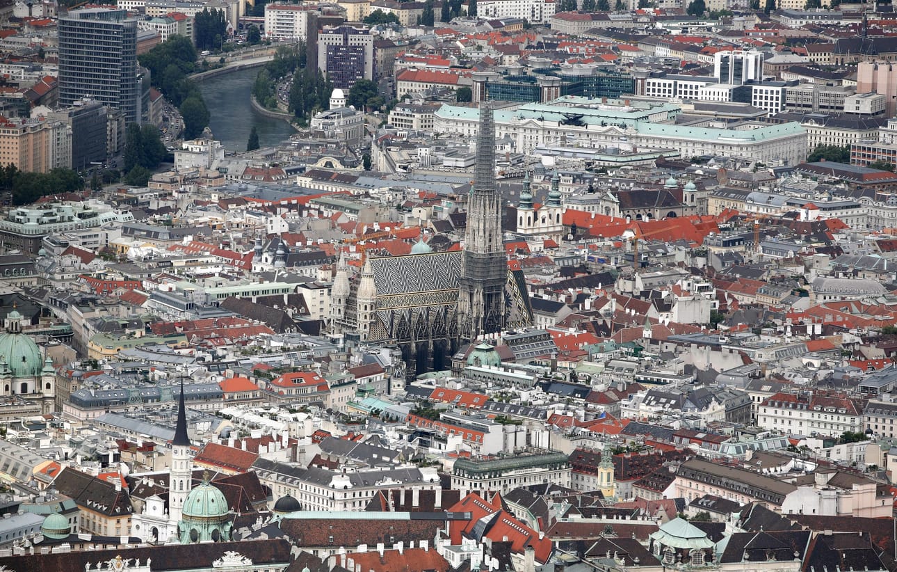 Wien valittiin tänä vuonna kymmenettä kertaa peräkkäin parhaaksi kaupungiksi asua. Toiseksi tuli Sveitsin Zürich. Kolmannen sijan jakoivat Saksan München, Uuden-Seelannin Auckland ja Kanadan Vancouver. Helsinki oli sijalla 31.