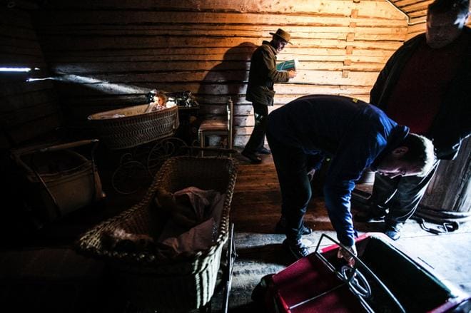 Esa Puronvarsi arvioi leikkiautoa ja lastenvaunuja ja hänen isänsä Matti Puronvarsi seuraa vierestä. Meklari Esko Kojonen (taustalla) tietää tavaroille hinnat. KUVAT: KRISTA LUOMA