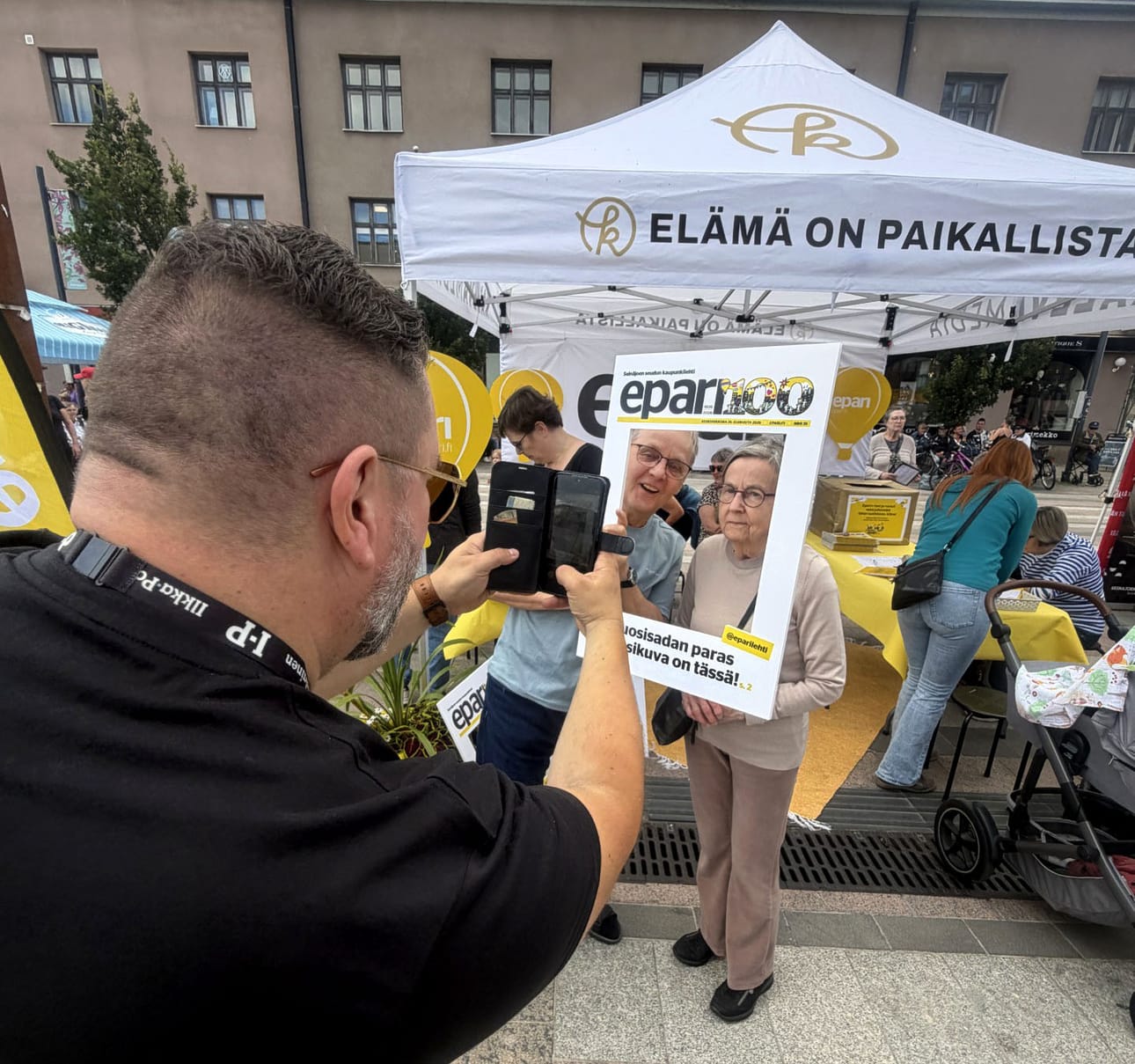 Päivän aikana otettiin satoja valokuvia, joista mikä tahansa olisi täydellinen kansikuva. Tässä Kaleva Median yleisösuhdepäällikkö Sauli Pahkasalo ikuistaa Riitta ja Jorma Mäki-Kahman. Jaa oma kuvasi Instagramissa @eparilehti tai Facebookissa Eparin sivulla.