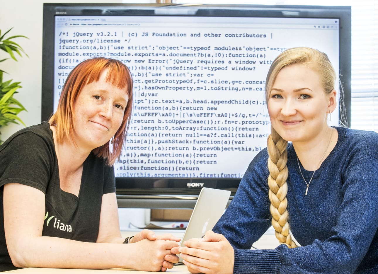 Elisa Tervonen ja Sonja Ukkola ovat koodareita, jotka tekevät yrityksille muun muassa verkkosivustoja ja nettikauppasovellutuksia oululaisessa Koodiviidakko Oy:ssä,