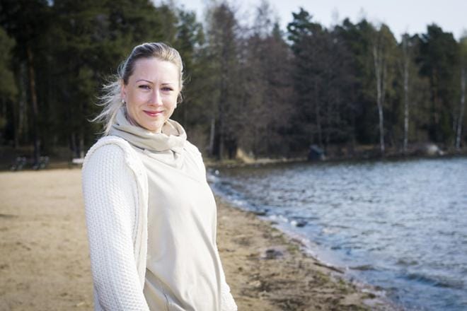 Uskonnon merkitys on länsimaissa vähentynyt hurjasti, mutta silti ihmisellä on perustarve ja kaipuu kuulua johonkin. Se näkyy maailmalla luontoyhteyden hakemisena ja metsäterapiana, jossa metsään mennään aistimaan ja tuntemaan sitä, sanoo Miia Grénman. KUVA: Marttiina Sairanen
