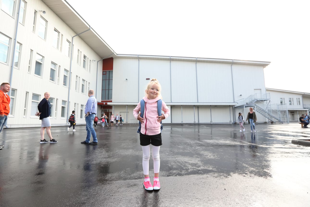 Alva Bergström aloitti koulutaipaleensa Antinkankaan koululla torstaina. Ensimmäisessä koulupäivässä on paljon jännitettävää. Koulurakennus on valtava, mutta sisältä löytyy helposti turvallinen oma luokka ja tutut kaverit jo pihalta.