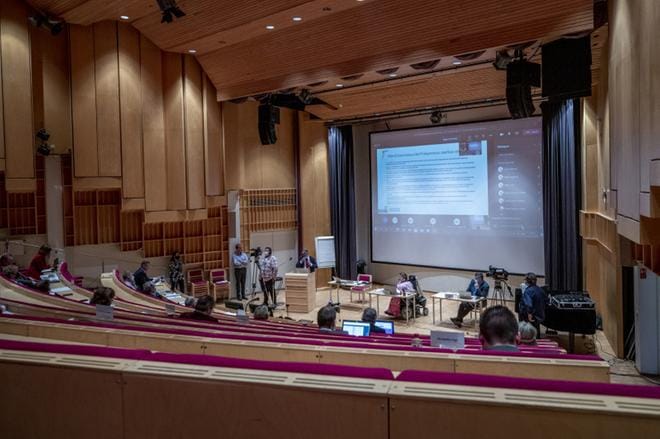 Mustasaaren kunnanvaltuusto kokousti torstaina osin etäyhteyksillä Mustasaaren kirjastossa. Kuva: Elena Mikkilä