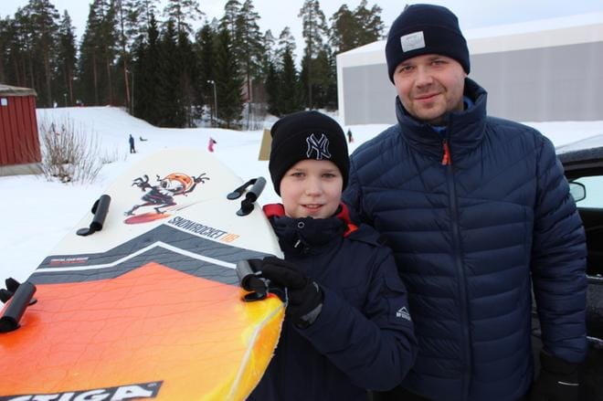 Aaron Annala (vasemmalla) ja Mikko Annala viettivät uudenvuodenaattoa Kuortaneen urheiluopiston pulkkamäessä.
