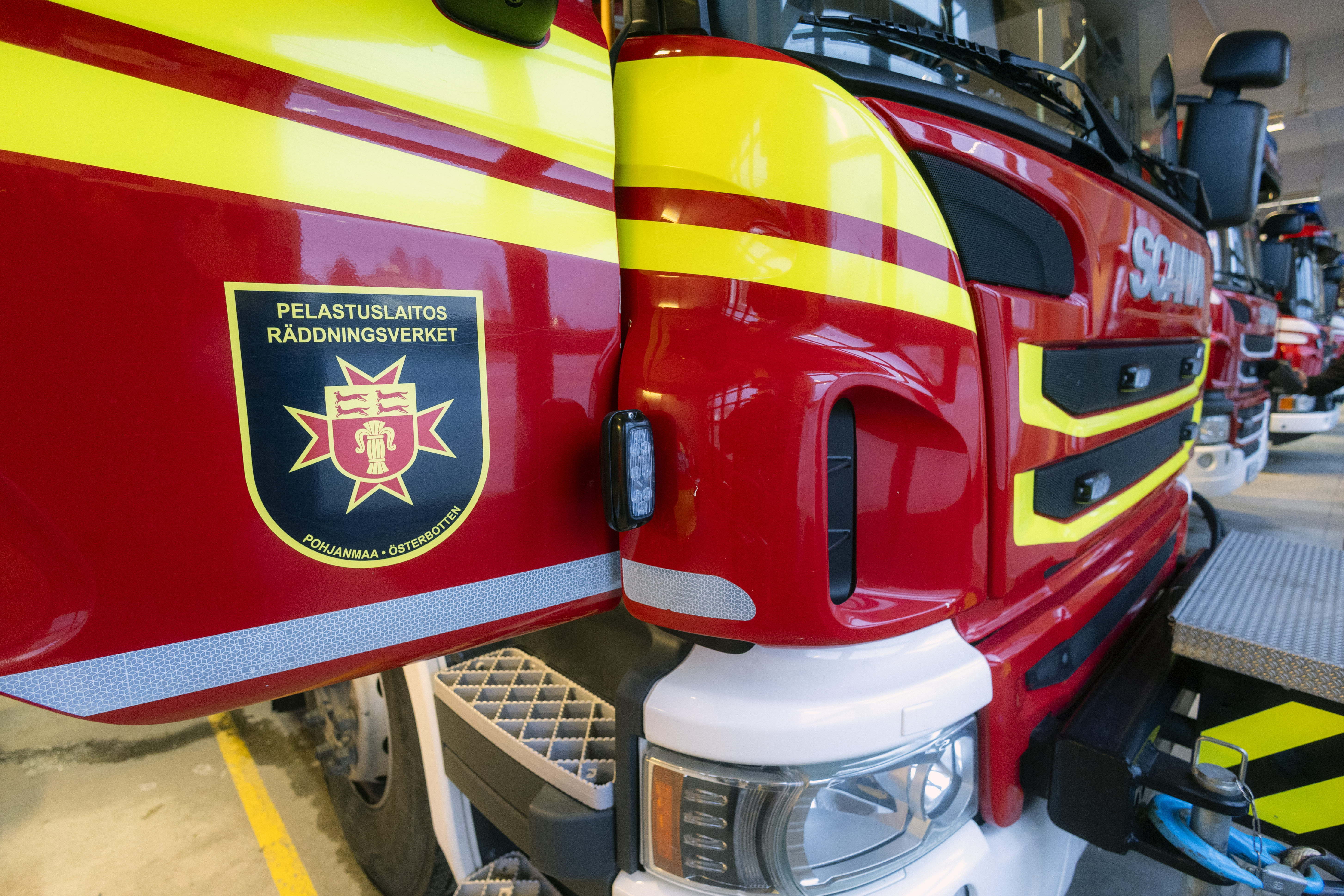 Auto ajautui ojaan Vaasantiellä