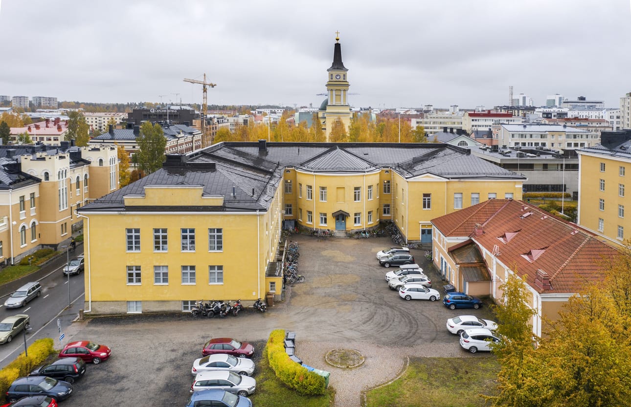 Lukioiden etäopetus jatkuu 13. toukokuuta asti, jonka jälkeen kunnat voivat päättää, missä määrin lähiopetusta järjestetään. Oulun kaupungin lukiot aikovat jatkaa loppuvuoden etäopetuksessa. Kuvassa Oulun Lyseon lukio.