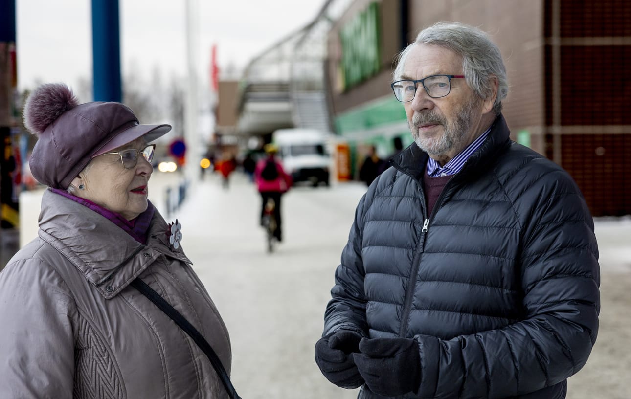 Kansalaisliike Pro Linnanmaan ydinryhmän jäsenet Elna Stjerna ja Seppo Kauppi ovat tyytyväisiä siitä, että Raksilan markettien alueelle yliopisto ei ole enää muuttamassa.
