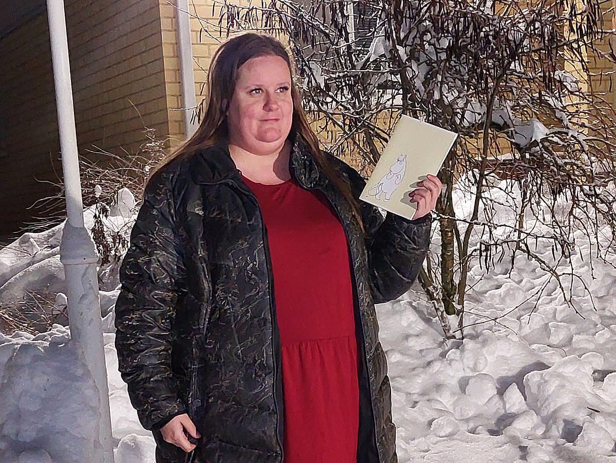 Mia Laurilan tekstit päätyvät usein tämän keltakantisen vihon sivuille. Hänen Eihän enkelit pelkää -sanoituksensa julkaistiin juuri artisti JoLindan toimesta.