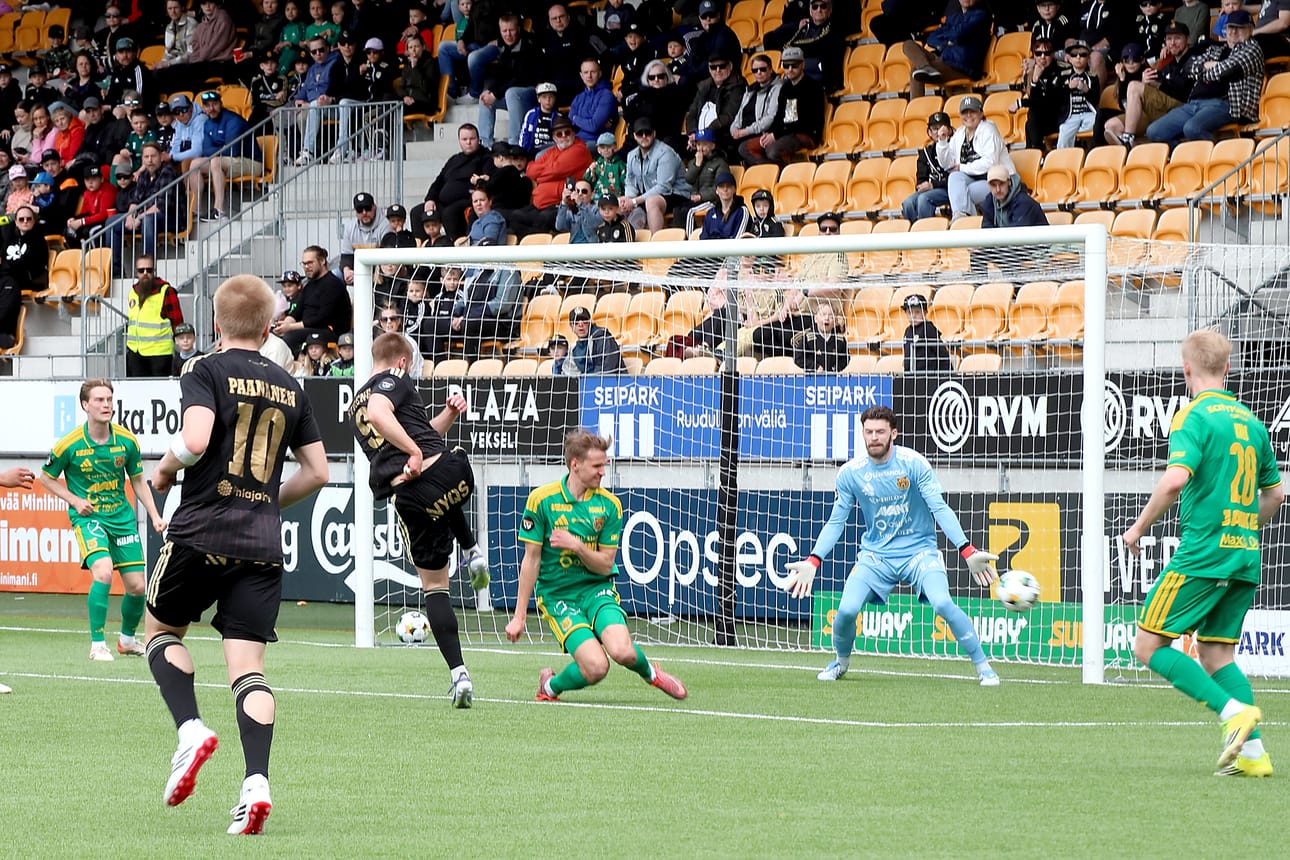 SJK:n Jeremiah Stengin laukaus kilpistyy Ilves-puolustaja Tatu Miettisestä kulmaksi.