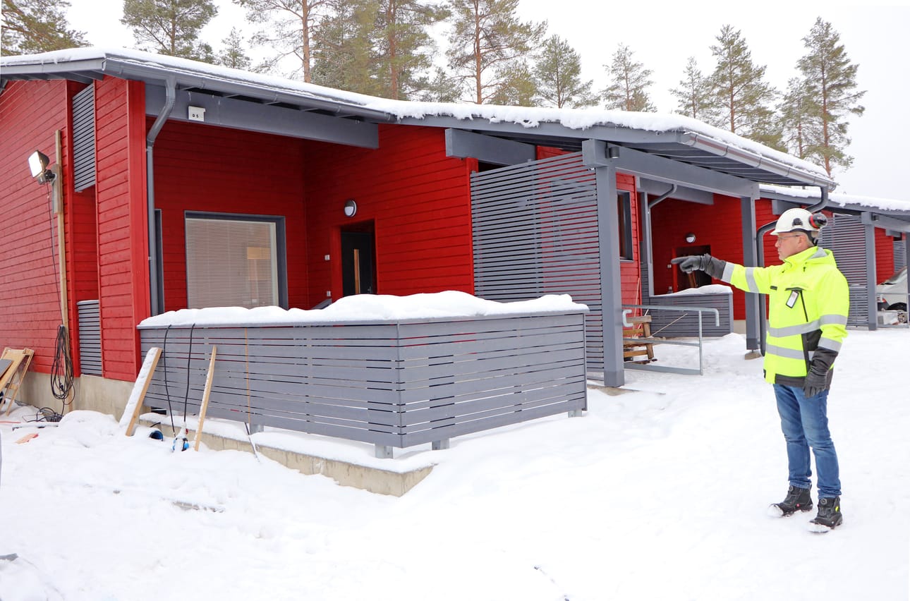 Pudasjärven vanhustentaloyhdistyksen suurhankkeen ensimmäiset asuinrivitalot valmistuvat ensi viikolla. Ilkka Tolosen mukaan rakentaminen on sujunut suunnitelmien mukaan.