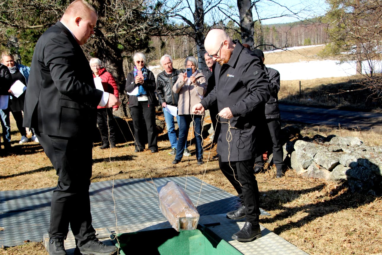 Ruotsin Hietaniemen palaneen kirkon alle haudatut kaksi lasta laskettiin takaisin kirkkomaahan seurakunnan vahtimestareiden toimesta kirkkoherra Magnus Aasan pitämän hautausseremonian jälkeen.