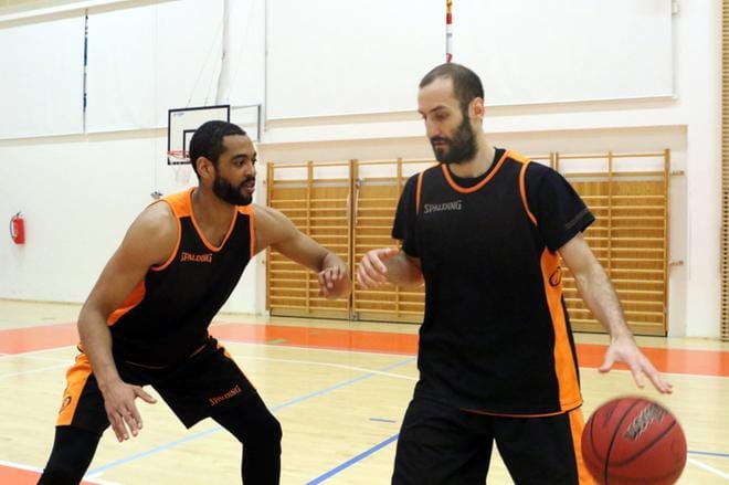 Laituri Rene Rougeau ja ykköstakamies Bojan Sarcevic ovat olleet useimmissa otteluissa kauhajokelaisen Karhu Basketin parhaita puolustajia. Karhu Basketin ja BC Nokian välinen miesten Korisliigan välieräsarja alkaa perjantaina Kauhajoella. KUVA: JARI-PEKKA LAITIO-RAMONE