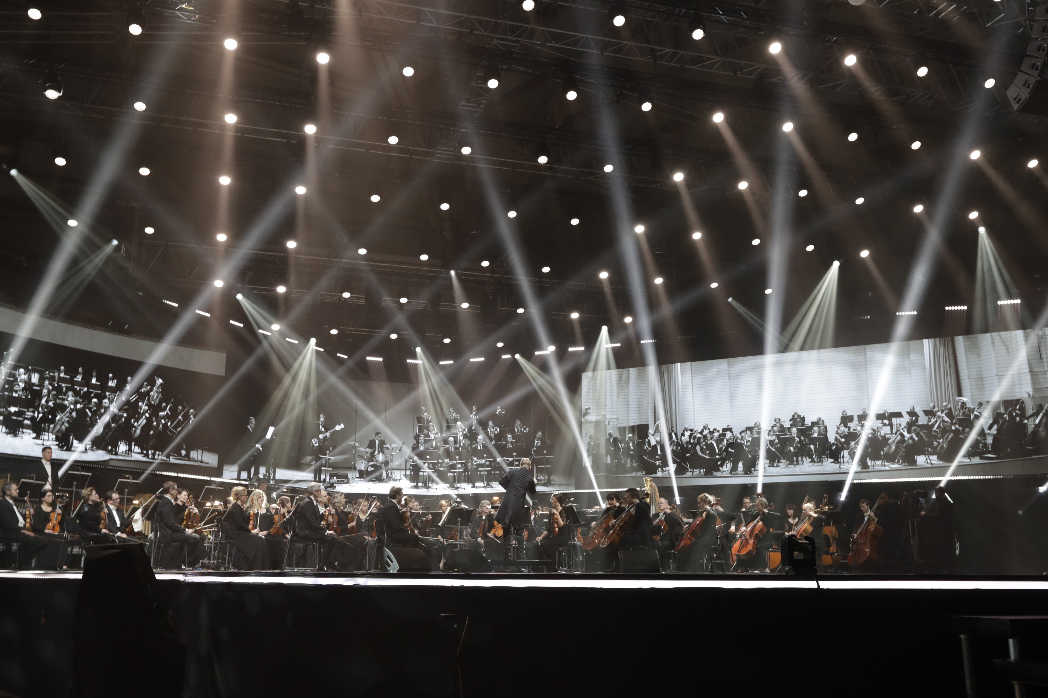 Ouluhallin valtakunnallisen Suomi 100 -juhlan konsertti on käynnissä.