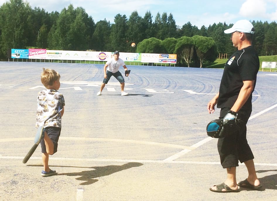 Jarkko Kokko syöttää tulevaisuuden pesäpalloilija Kalle Kokolle ja Mika Takalahti ottaa hienon lyönnin kiinni.