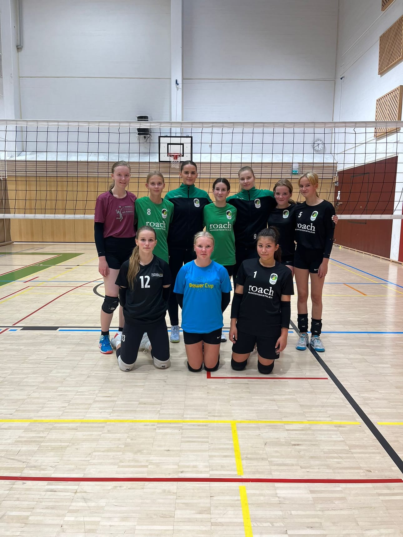 Kiiston edustusjoukkueen kummipelaajat Noora Rasinperä ja Michaela Bajnokova tsemppaavat ja auttavat seuran nuorempia pelaajia. Bajnokova kuvassa ylärivistä katsottuna kolmas vasemmalta ja Rasinperä ylärivissä katsottuna kolmas oikealta.