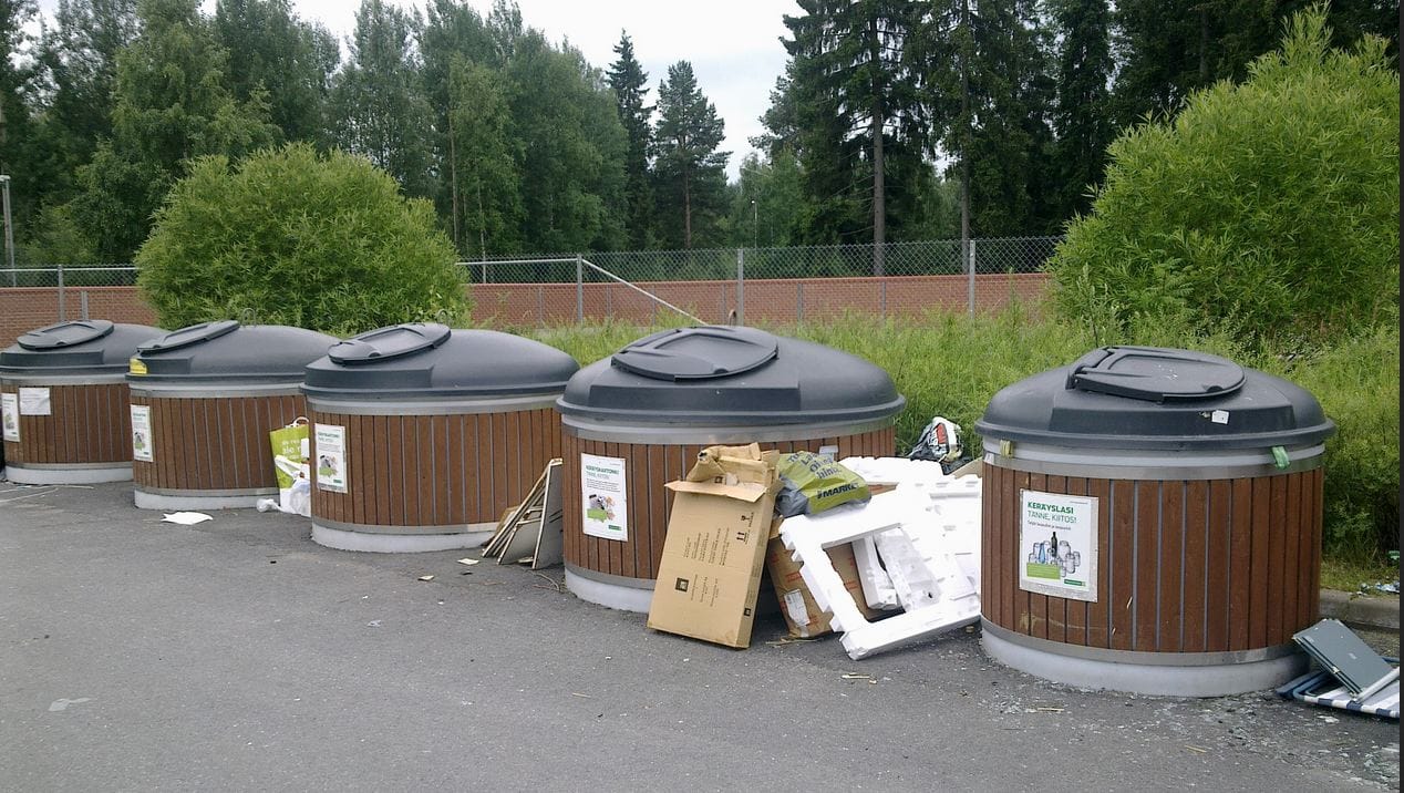 Pateniemen ekopisteen sulkemisen jälkeen on varmaan Linnanmaan ekopisteen vuoro, uumoilee kuvan lähettänyt lukija.Pisteeseen oli viety muun muassa styroksia, puutarhatuoleja ja tyhjiä muovisia kukkamultapusseja.