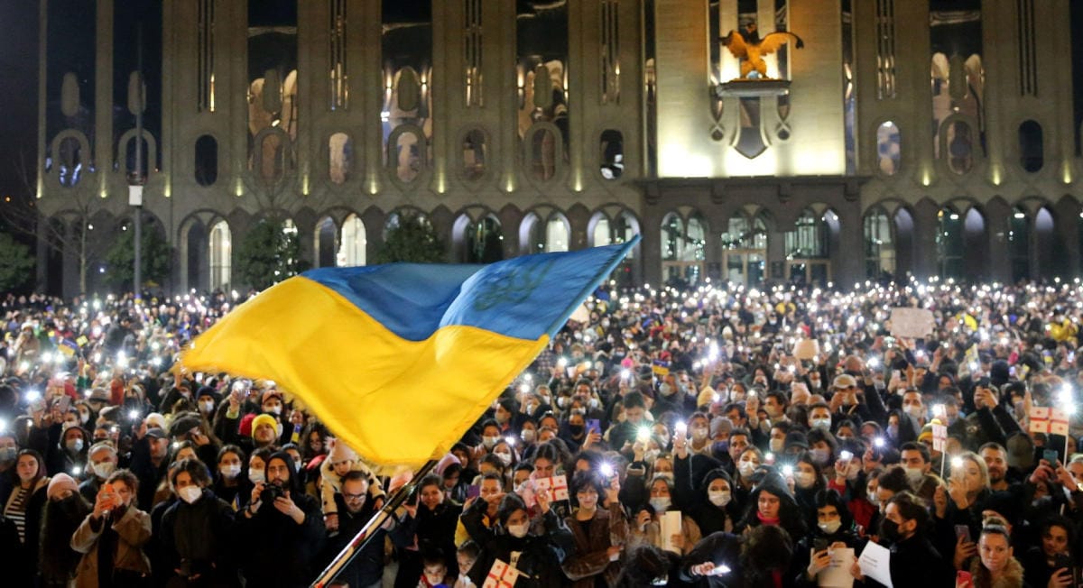 Suuri Ukrainaa tukeva mielenosoitus Georgian Tbilisissä 25. helmikuuta. Lehtikuva/AFP