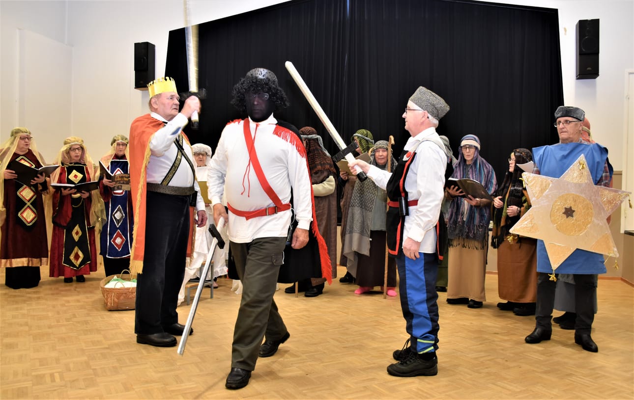 Ilmaisuryhmä Hymyhuulten tiernapoikaesityksen vuorosanat ja yhteislaulu kajahtelee vapaa-aikatalo Pyrinnön salissa. Ryhmään kuuluvat Sulo Kouva (vas.) (Herodes), Lauri Keränen (Murjaanien kuningas), Kalervo Posio (Knihti) ja Martti Nevala (Mänkki), harjoittelivat torstaina esitystä Oulussa pidettävään tiernapoikakilpailuun yhdessä ryhmän muiden jäsenten kanssa.