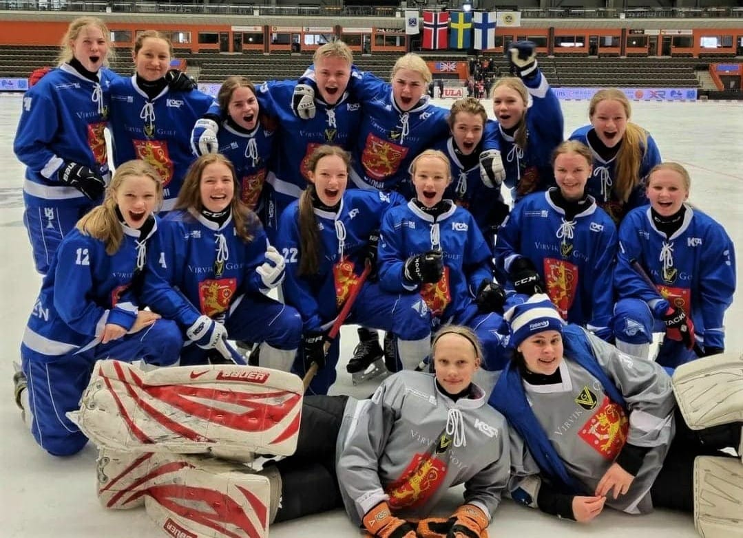 Jääpallon T17-tyttöjen ikäluokassa Suomi saavutti MM-pronssia viikonvaihteessa Lidköpingissä Ruotsissa pelatussa turnauksessa. Joukkueessa pelasi myös kuusamolaislähtöinen, 16-vuotias Jenna Räisänen (keskirivissä vas.3.).