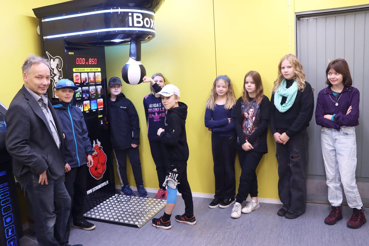 Eino Liikala on valmis iskemään nyrkkeilykoneen palloa. Ari Hakola kävi Kömmelissä Hakojärven koulun 5.–6. -luokkalaisten kanssa.