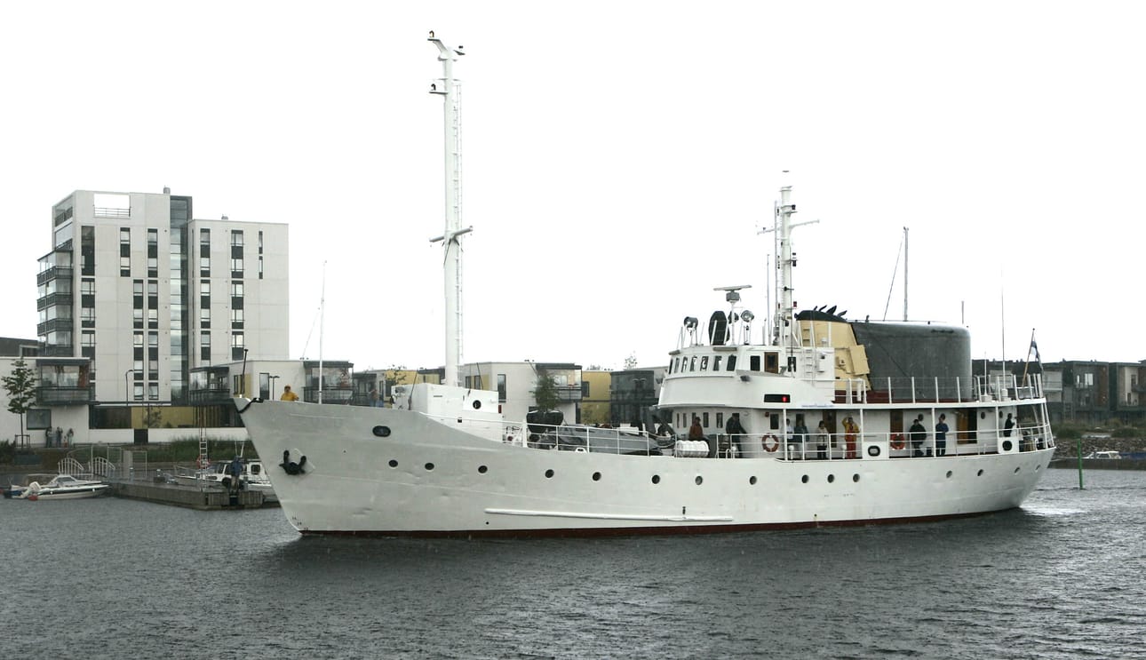 Toppilansaari täyttyy aluksista meripäivien aikaan kesäkuussa. Oulu-laiva on tuttu näky kotisatamassaan.