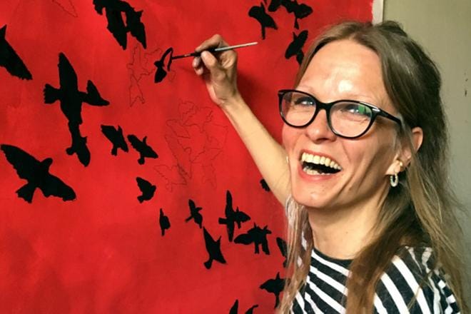 Ahvenanmaalla syntynyt ja Espanjassa asuva graafikko Sandra Wahlbeck vietti Suomessa puoli vuotta Tove-elokuvan tiimoilta. Hän jäi kaipaamaan yhtä asiaa: – Helsingissä oli ihanaa päästä töiden jälkeen saunaan. Lapsuudessani saunottiin myös paljon. Espanjassa sitä mahdollisuutta ei ole. KUVA: Sandra Wahlbeck