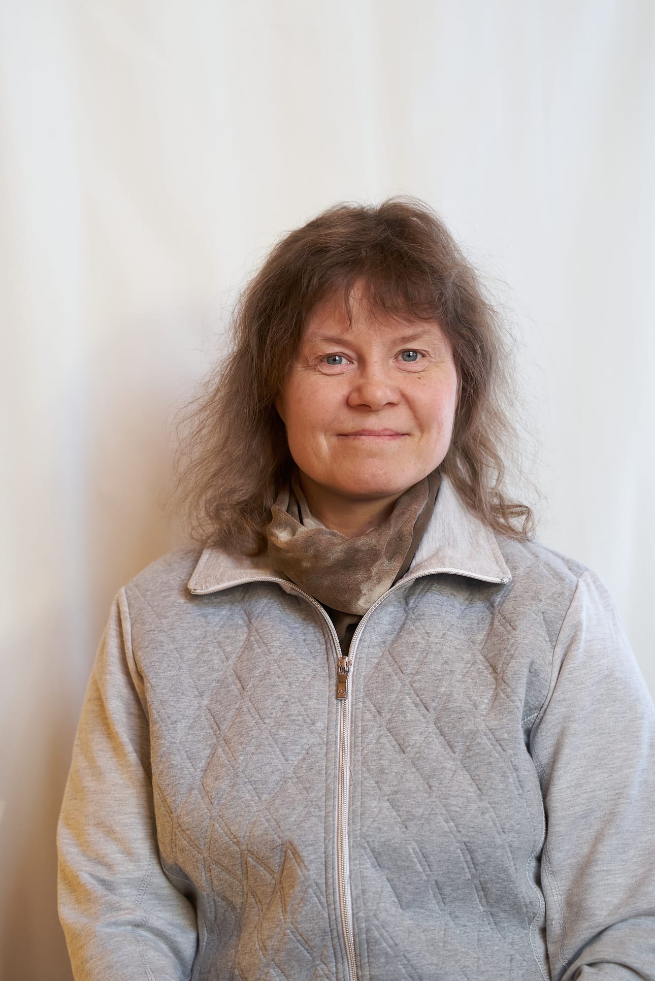 Eija Kujansuu on Saariselällä asuva it-konsultti ja luontokuvaaja. Viimeisen viiden vuoden aikana hän on keskittynyt havainnoimaan ja kuvaamaan metsäjäniksiä.
