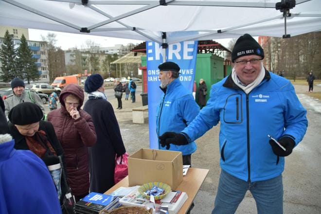 Ekren kansanedustajaehdokas Mart Kallas kampanjoi Tallinnan Mustamäessä. Hänen takanaan on saman puolueen ehdokas Jüri Böhm. KUVA: Markus Kuokkanen