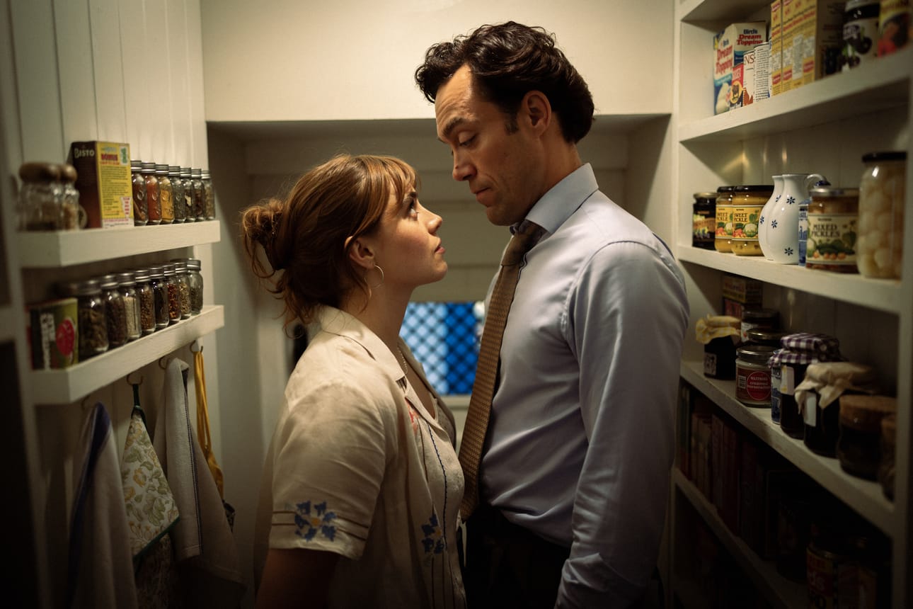 Nuoren Taggien (Bella Maclean) ja kokeneen naistenmiehen Rupertin (Alex Hassell) välillä kipinöi.