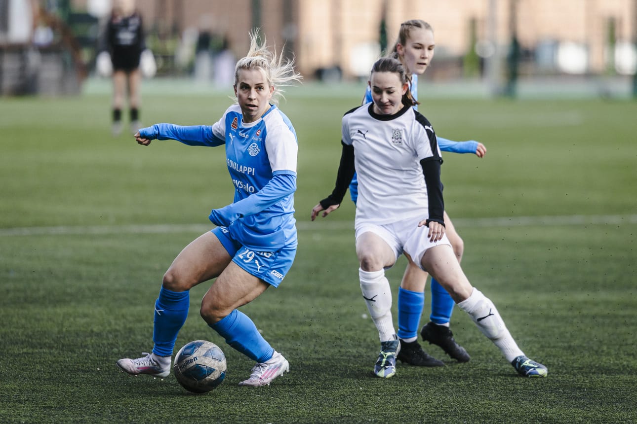 RoPS sai juuri kauden alla mukaansa viime kaudella Ykköstä pelanneen Anni Rusasen. 29-vuotias Rusanen ikäero seuraavaksi vanhimpaan pelaajan on noin vuosikymmenen verran.